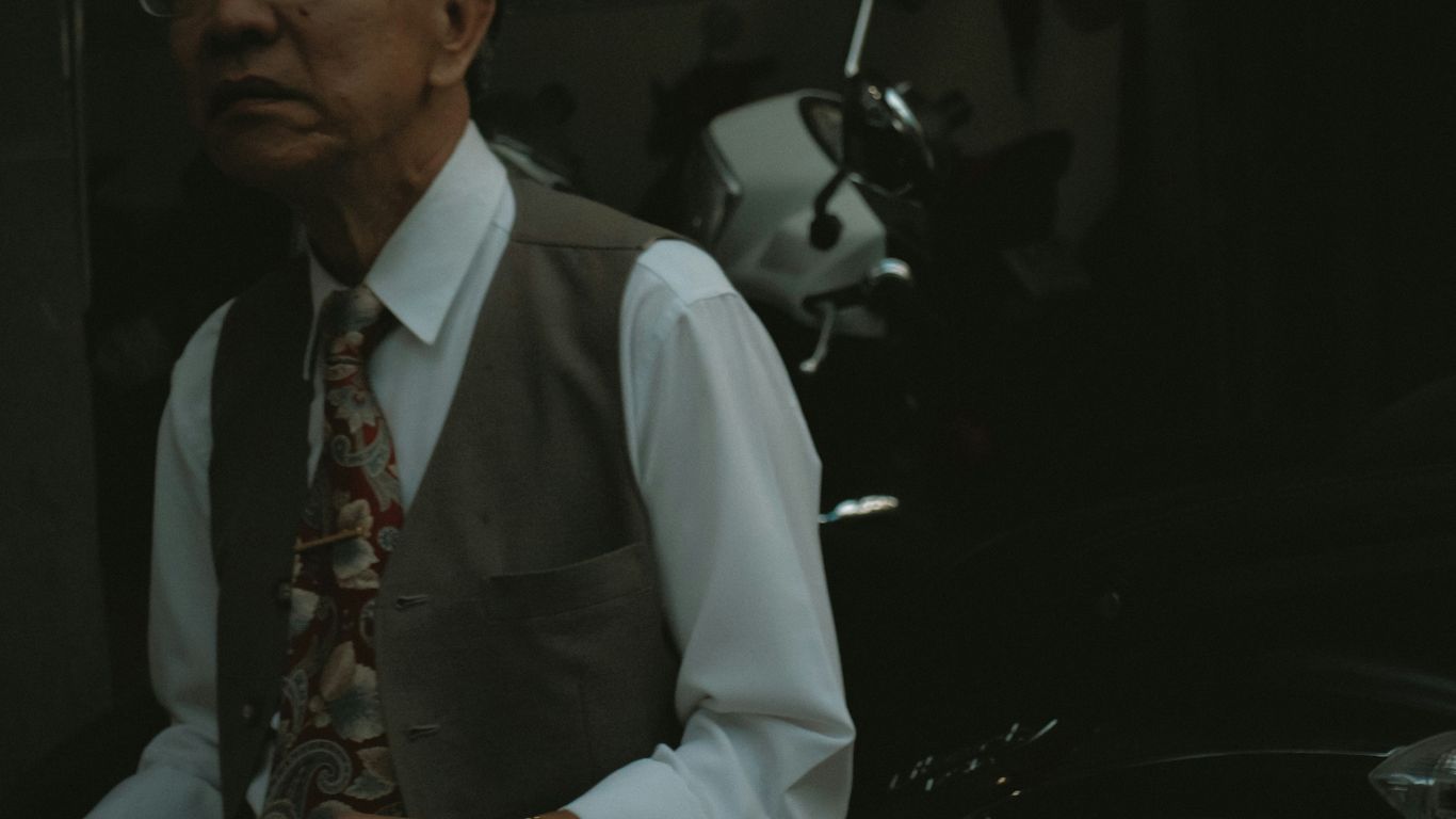 man in white dress shirt and gray necktie